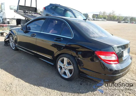 2011 Mercedes-Benz C 300 Luxury/Sport z USA, uszkodzony, nr VIN WDDGF5EB0BF632894